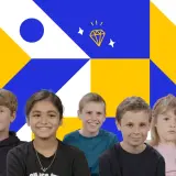 Uśmiechnięte dzieci, pokolenie alfa, na tle geometrycznych kształtów w kolorach żółtym i niebieskim.