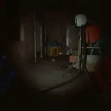 Ręce gracza w grze Poppy Playtime Chapter 5, w mrocznym korytarzu fabryki zabawek.