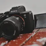 Sony a7 S III na zimnej ławce, gotowy do uchwycenia magicznych zimowych kadrów.