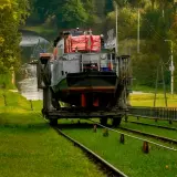 Kanał Elbląski: Rejs statkiem po trawie? Planuj wycieczkę 2025!