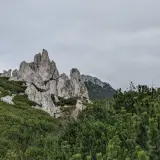 Kamieniste szczyty i zielone kosodrzewiny na trasie na Siwy Wierch.