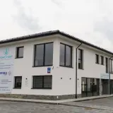 Nowoczesny budynek z szyldami "Fortitudo Centrum Medyczne", "MS-DENT" i "APTEKA".