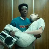 Lucas niesie Max, która jest nieprzytomna, trzymając radio. Ta scena z Stranger Things to klucz do uratowania jej życia, dzięki tej piosence.