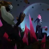 Evelynn, demonica z różowymi włosami, czai się wśród kryształów. Na pierwszym planie postać w białej szacie.