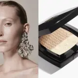 Modelka z ekstrawagancką biżuterią i rozświetlacz Chanel. Dowiedz się, jak nakładać rozświetlacz, by uzyskać efekt subtelnego blasku.