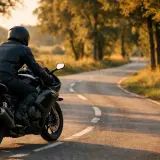 Motociclista en carretera rural al atardecer, cumpliendo la normativa de motos en Francia.