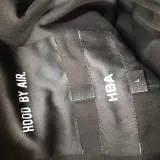 Metka z napisem HOOD BY AIR i HBA, rozmiar L, na czarnej podszewce.