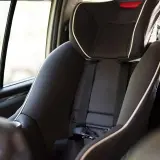 Asiento de coche infantil con arnés. Preparando las medidas para ir sin silla en el coche.