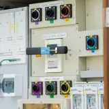 Panel sterowania z rozłącznikiem głównym i gniazdami L1, L2, L3, N. System zasilania z zabezpieczeniami ARS 400.