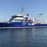 Niebieski statek badawczy "Oceanograf" Uniwersytetu Gdańskiego na wodzie.