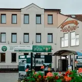 Na budynku widnieje baner "Leśna Biesiada" z wizerunkiem jelenia. Zajazd oferuje kuchnię myśliwską i staropolską.