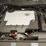 Silnik 2.0 TDI Volkswagena z widocznym logo TDI i emblematem marki.