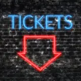 Napis "TICKETS" świeci na niebiesko nad czerwoną strzałką wskazującą w dół. To znak, jak kupić bilet online.