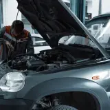 Mechanik sprawdza silnik auta przed sprzedażą. To ważny krok, gdy chcesz jak kupić auto w Niemczech.