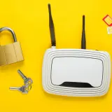 Router, klucze, kłódka i karty SIM symbolizują bezpieczny internet na kartę do routera.