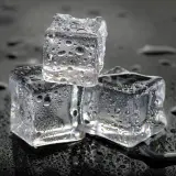 Kostki lodu pokryte kroplami wody. Jak używać rapid cold pack? Chłodzenie, ulga, odświeżenie.