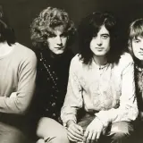 Członkowie Led Zeppelin: John Paul Jones, Robert Plant, Jimmy Page i John Bonham pozują do klasycznego portretu.