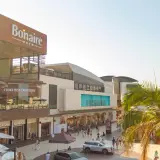 El centro comercial Bonaire, con sus tiendas y restaurantes, se llena de vida bajo el sol.