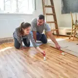 Poncer un parquet sans ponceuse : méthodes simples et efficaces