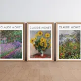 Drei gerahmte, berühmte Gemälde von Claude Monet: ein Gartenweg mit lila Blumen, Sonnenblumen in einer Vase und ein blühender Garten am Wasser.