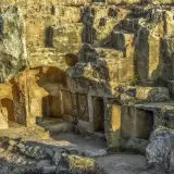 Starożytne grobowce wykute w skale, świadectwo bogatej historii Cypru.