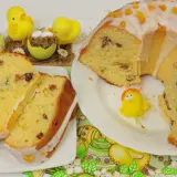 Pyszna babka drożdżowa, jak z przepisu babci, z rodzynkami i lukrem. Idealna na Wielkanoc.