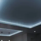 Nowoczesny sufit napinany z podświetleniem LED. Wady? Brak widocznych połączeń, idealnie gładka powierzchnia.