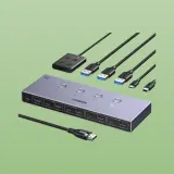 Ein KVM-Switch von UGREEN ermöglicht den Anschluss mehrerer PCs an einen Monitor und eine Tastatur/Maus. Hier ist ein 4-Port 8K KVM-Switch.
