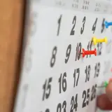 Zbliża się 29 maja święto. Na kalendarzu zaznaczono już kilka dat kolorowymi pinezkami.