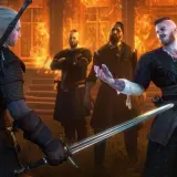 Geralt z Rivii w ogniu, w tle płonący budynek i trzej mężczyźni. Scena z gry "Serce z kamienia film".