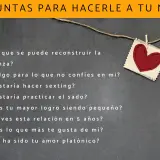 Lista de preguntas para conocer a tu pareja, incluyendo temas de confianza, intimidad y futuro. Un corazón de tela cuelga de un hilo.