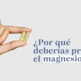 ¿Por qué deberías probar el magnesio? Una mano sostiene dos cápsulas, sugiriendo cuándo tomar magnesio para mejorar tu bienestar.