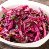 Chrupiąca surówka z czerwonej kapusty, idealna do kebaba, z dodatkiem ziół i papryki.