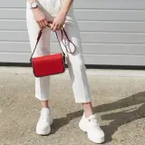 Jaka torebka do czerwonych butów? Odkryj sekrety stylistki!