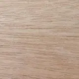 Superficie di legno okumè con venature sottili e parallele. Un legno duro, ideale per mobili e pavimenti.