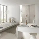 Elegancka łazienka z wanną i dwiema umywalkami, gdzie armatura Grohe i Hansgrohe w kolorze miedzi tworzy spójną całość.