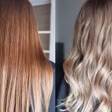 Przed i po: brązowe włosy zyskały subtelne, rozjaśnione końce w stylu ombre blond, dodając im lekkości i blasku.