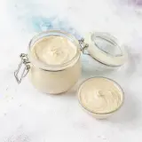Un pot et un bol de crème onctueuse, prête à garnir vos pâtisseries.
