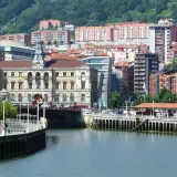 Edificio del Ayuntamiento de Bilbao, con el río y el paseo peatonal del Casco Viejo.