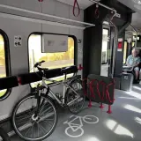 Wsiadając do pociągu PKP z rowerem, dowiedz się, jak kupić bilet na rower. Wygodne stojaki czekają na pasażerów z jednośladami.