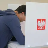 Młody mężczyzna w budce do głosowania. Czy to jego wybór wyjaśnia, dlaczego w sondażach Konfederacja notuje dwucyfrowy wynik wśród najmłodszych wyborców?