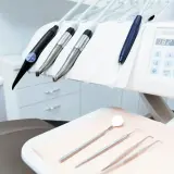 Instruments de dentiste prêts à l'emploi. Si vous avez besoin d'aide pour rédiger une modèle lettre réclamation dentiste, cette image vous rappelle le contexte.