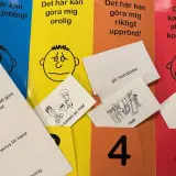 Kort med text och bilder om stress. En del kort har illustrationer av personer med yvigt hår.