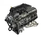 Przekrój silnika 6.4L HEMI z widocznymi elementami wewnętrznymi, takimi jak zawory i układ paliwowy.