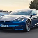 Niebieski Tesla Model S na torze wyścigowym. Sprawdź aktualną tesla cena i osiągi tego elektrycznego cudu.