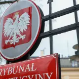 Tablica z godłem Polski i napisem "Trybunał Konstytucyjny" na tle bramy. Analiza prawdy o rzekomym "skoku na Trybunał" w budżecie na 2026 rok.