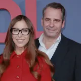 Paweł Deląg z żoną na ściance. Uśmiechnięta para pozuje do zdjęcia.