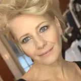 Kobieta z niebieskimi oczami i blond włosami, uśmiecha się. W tle widać ubrania. Ile lat ma Kożuchowska?