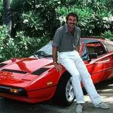 Magnum detektyw z hawajów obsada: Tom Selleck w czerwonym Ferrari, gotowy na kolejną przygodę.
