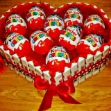Jak zrobić tort ze słodyczy Kinder, który zachwyci każdego smakosza